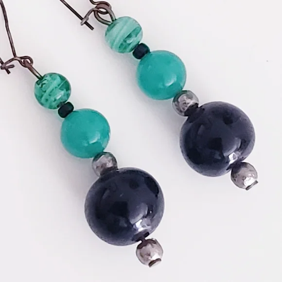 Elegant Green and Black Glass Beaded Dangly Earrings - Picture 6 of 7